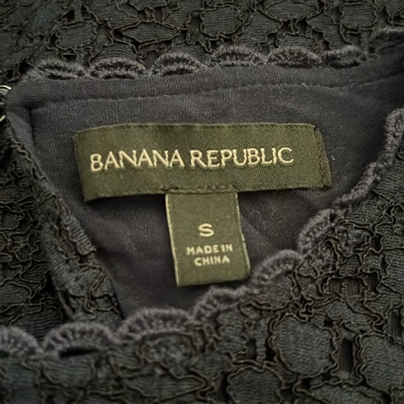 1 hour sale. Banana Republic, navy blue lace overlay top with lining, small - Picture 3 of 8
